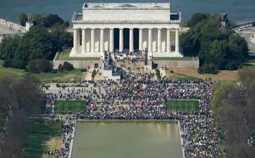 
          Imagem ilustrativa da imagem Protesto contra Donald Trump leva americanos às ruas de várias cidades dos EUA
          