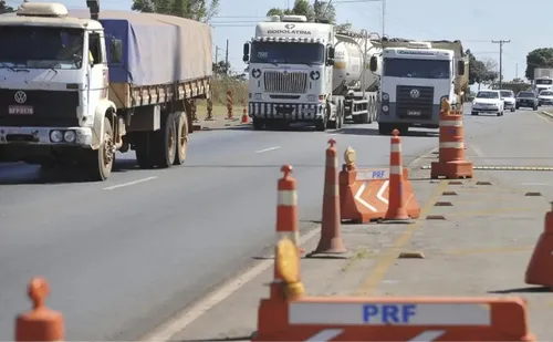 
          Imagem ilustrativa da imagem Quase 44% das mortes nas estradas envolvem veículos de carga, aponta PRF
          
