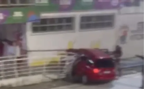 
          Imagem ilustrativa da imagem Quatro adultos e uma criança ficam feridos após carro bater em corrimão no Sambão
          