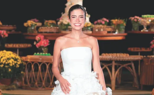 
          Imagem ilustrativa da imagem Quem é a capixaba que cria vestidos de noiva de famosos?
          