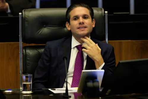 
          Imagem ilustrativa da imagem Relator da PEC da Segurança adia votação, e Hugo Motta convoca líderes para discutir proposta
          