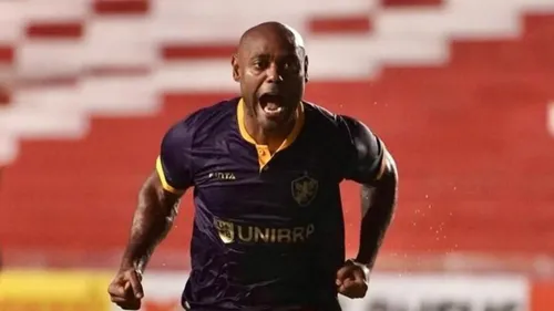 
          Imagem ilustrativa da imagem Retrô vence Ceará por 3 a 1 na despedida de Vagner Love
          