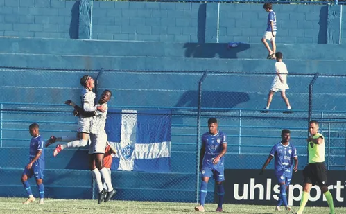
          Imagem ilustrativa da imagem Rio Branco castiga o Vitória no fim e vence de virada na Série D
          