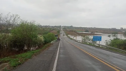 
          Imagem ilustrativa da imagem Rio transborda e caminhoneiro precisa ser resgatado pelos bombeiros, em Jupi
          