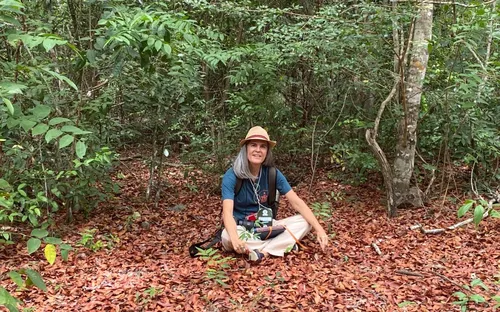 
          Imagem ilustrativa da imagem Roberta Guimarães lança livro e exposição "Árvore da Palavra" no Recife
          