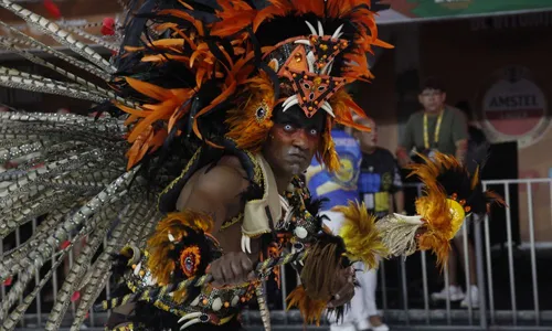 
          Imagem ilustrativa da imagem Rosas de Ouro leva a história de São Mateus ao Sambão do Povo. Veja fotos.
          
