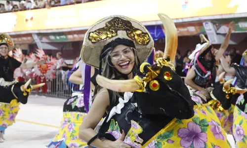 
          Imagem ilustrativa da imagem Rosas de Ouro leva a história de São Mateus ao Sambão do Povo. Veja fotos.
          