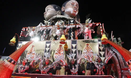 
          Imagem ilustrativa da imagem Rosas de Ouro leva a história de São Mateus ao Sambão do Povo. Veja fotos.
          