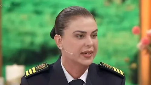 
          Imagem ilustrativa da imagem ‘Saio daqui derrotada’, diz a comandante da Guarda Civil de Vila Velha após sepultamento de colega
          