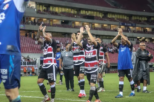 
          Imagem ilustrativa da imagem Santa Cruz estreia com Vitória sobre Itabaiana com forte chuva na Arena Pernambuco
          