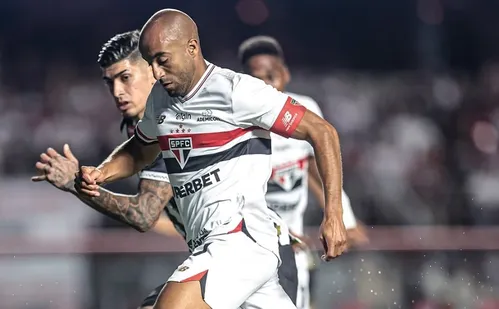 
          Imagem ilustrativa da imagem São Paulo vence Santos e se afasta da zona de rebaixamento do Paulista
          