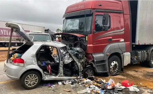 
          Imagem ilustrativa da imagem Seis pessoas da mesma família morrem em acidente na BR-251 em MG
          