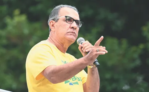 
          Imagem ilustrativa da imagem Silas Malafaia: “Eduardo Bolsonaro vai ajudar mais calado”
          