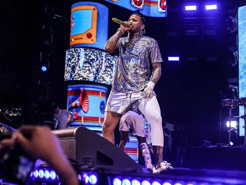 
          Imagem ilustrativa da imagem Silva, Liniker, Ludmilla e Neiff emocionam multidão no Marco Zero
          