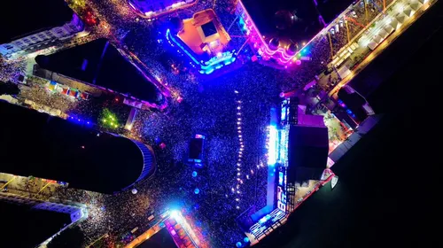 
          Imagem ilustrativa da imagem Silva, Liniker, Ludmilla e Neiff emocionam multidão no Marco Zero
          