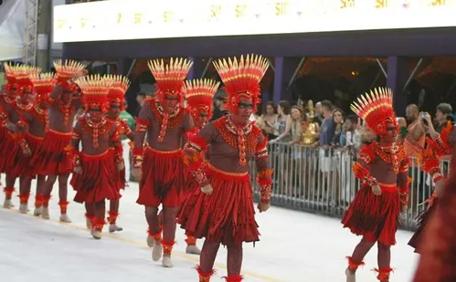 
          Imagem ilustrativa da imagem Sinal verde para a folia: Pega no Samba abre desfiles do Grupo Especial
          