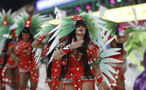 
          Imagem ilustrativa da imagem Sinal verde para a folia: Pega no Samba abre desfiles do Grupo Especial
          