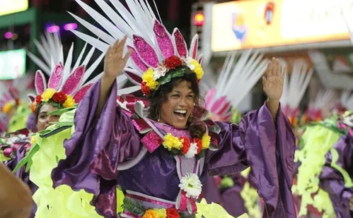 
          Imagem ilustrativa da imagem Sinal verde para a folia: Pega no Samba abre desfiles do Grupo Especial
          