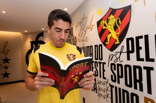 
          Imagem ilustrativa da imagem Sport celebra Dia Mundial do Livro com entrega de obra histórica ao elenco
          