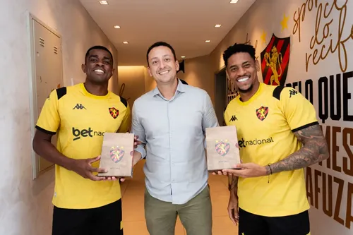 
          Imagem ilustrativa da imagem Sport celebra Dia Mundial do Livro com entrega de obra histórica ao elenco
          