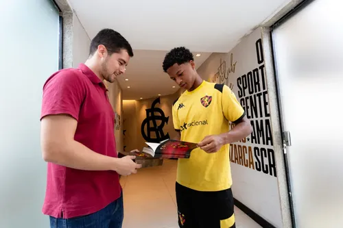 
          Imagem ilustrativa da imagem Sport celebra Dia Mundial do Livro com entrega de obra histórica ao elenco
          