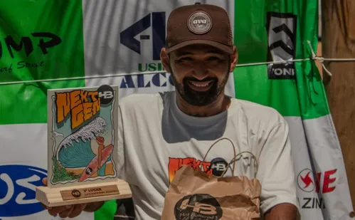 
          Imagem ilustrativa da imagem Surfista paraplégico supera passado no crime e busca destaque no parasurfe
          