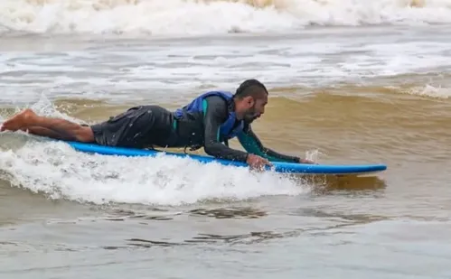 
          Imagem ilustrativa da imagem Surfista paraplégico supera passado no crime e busca destaque no parasurfe
          