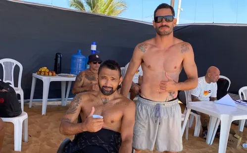 
          Imagem ilustrativa da imagem Surfista paraplégico supera passado no crime e busca destaque no parasurfe
          