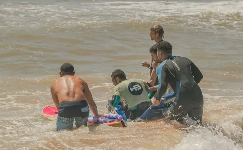 
          Imagem ilustrativa da imagem Surfista paraplégico supera passado no crime e busca destaque no parasurfe
          