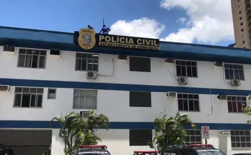 
          Imagem ilustrativa da imagem Suspeito é preso em flagrante após matar homem com 18 facadas em Cariacica
          