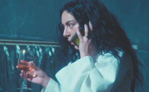 
          Imagem ilustrativa da imagem Suspense com uma viúva de luto nos cinemas
          