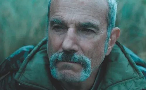 
          Imagem ilustrativa da imagem Suspense com uma viúva de luto nos cinemas
          