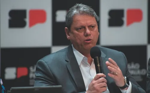 
          Imagem ilustrativa da imagem Tarcísio apoia PEC e diz que reeleição faz “mal ao Brasil”
          