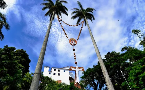 
          Imagem ilustrativa da imagem Terço gigante é erguido no Campinho do Convento
          