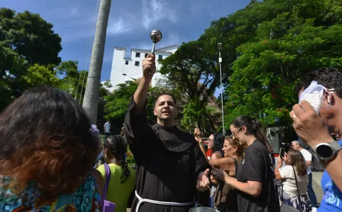 
          Imagem ilustrativa da imagem Terço gigante é erguido no Campinho do Convento
          