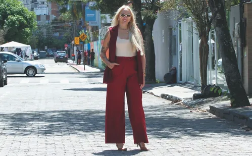 
          Imagem ilustrativa da imagem Tons terrosos e tricô de volta: as opções de moda no Outono
          