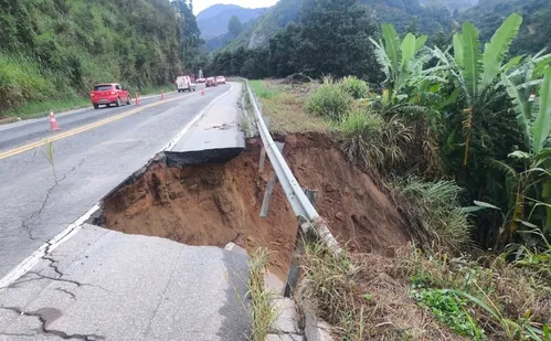 
          Imagem ilustrativa da imagem Trecho da BR-262 é parcialmente interditado após temporal na Região Serrana do ES
          