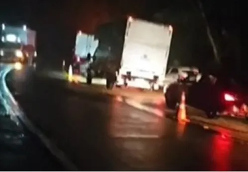 
          Imagem ilustrativa da imagem Três pessoas morrem em acidente com van que transportava pacientes na Rio–Teresópolis
          