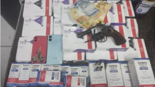 
          Imagem ilustrativa da imagem Trio é preso após assaltar farmácia e levar canetas emagrecedoras, no Espinheiro
          