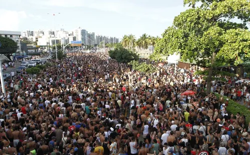 
          Imagem ilustrativa da imagem Trio elétrico volta a animar Camburi e arrasta multidão
          