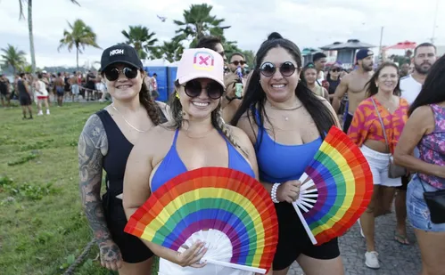 
          Imagem ilustrativa da imagem Trio elétrico volta a animar Camburi e arrasta multidão
          