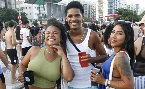 
          Imagem ilustrativa da imagem Trio elétrico volta a animar Camburi e arrasta multidão
          