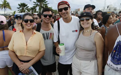 
          Imagem ilustrativa da imagem Trio elétrico volta a animar Camburi e arrasta multidão
          