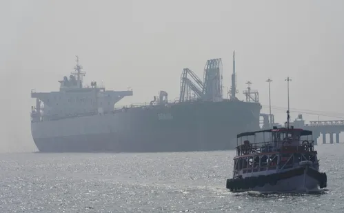 
          Imagem ilustrativa da imagem Irã ataca navios em Hormuz, e negociação com os EUA é incerta
          