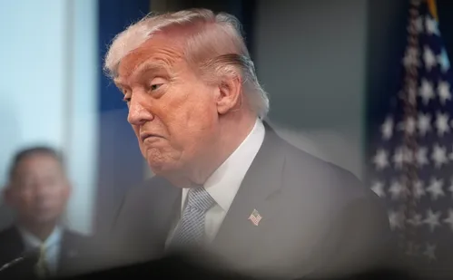 
          Imagem ilustrativa da imagem Em reação a Trump, Irã ameaça retaliar portos do Pérsico e Mar de Omã
          