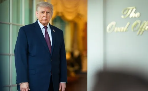 
          Imagem ilustrativa da imagem Trump diz que Irã entregará estoque de urânio e fala em acordo para fim da guerra
          