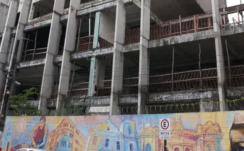 
          Imagem ilustrativa da imagem Última sede do Clube Vitória, prédio tradicional do Centro vai ser leiloado
          