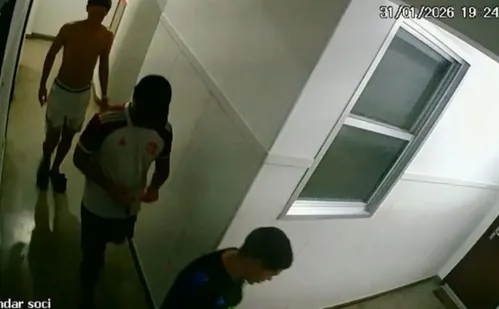 
          Imagem ilustrativa da imagem Último réu por estupro coletivo no Rio, que estava foragido, se entrega à polícia
          