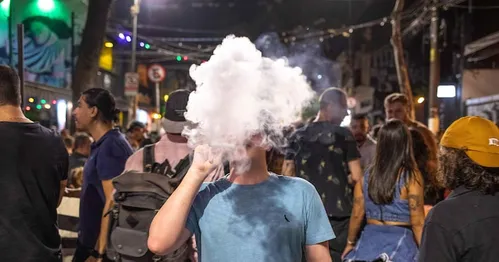 
          Imagem ilustrativa da imagem Uso de cigarro eletrônico (vape) entre adolescentes dispara no Brasil; meninas fumam mais
          