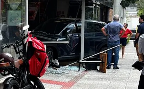 
          Imagem ilustrativa da imagem VÍDEO | Carro invade padaria e assusta clientes em Vitória
          